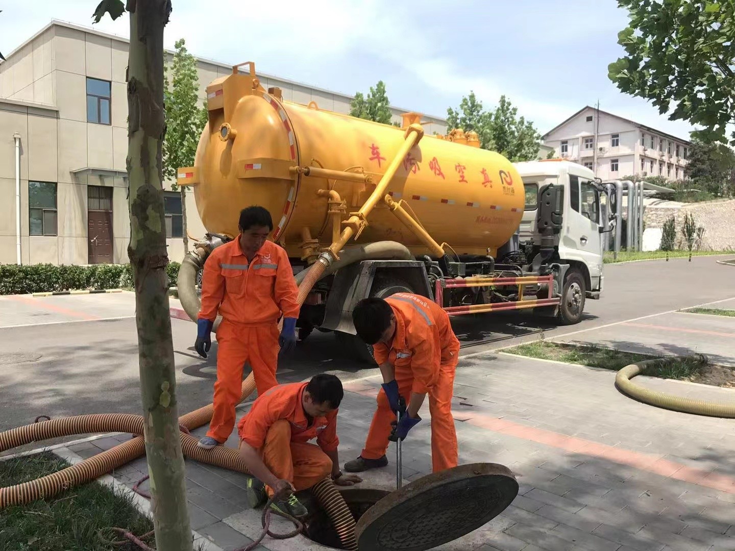 武乡管道疏通车停在窨井附近