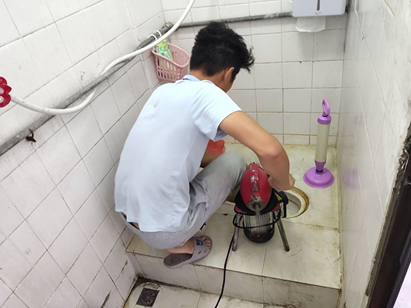 武乡管道堵塞冒臭气 专业师傅现场解决问题